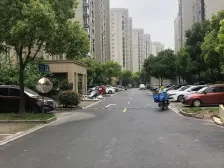 新上房源,一手买进,税费各付,小区中间位置。