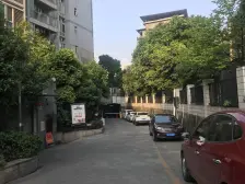此房正规三房,保养很好,有地暖,可以拎包入住