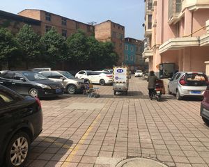 此房位置好,出行方便,小区生活成本低,均价低