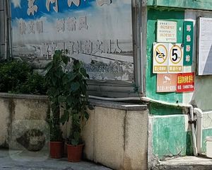 东河小区。中间楼层,精装修拎包入住