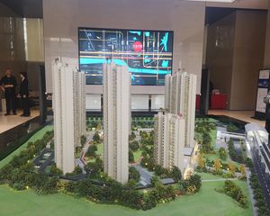 正地铁口的精装修三房看房方便