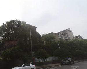 天鹅湖公园附近精装修步梯中间楼层业主诚心出售