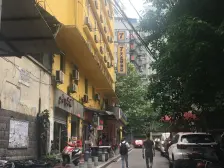 房子位置好.有车库.房子带个小露台