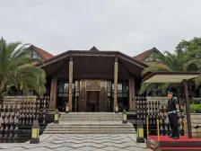 此房户型方正,采光充足,小区环境优美,居住舒适度好