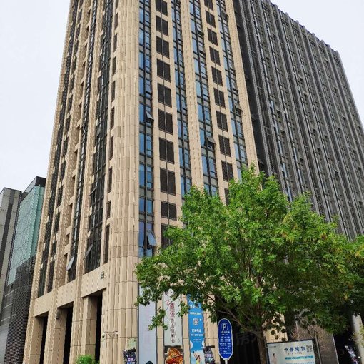 大兴绿地中央广场公寓3室2厅2卫西南朝向11000.00元/