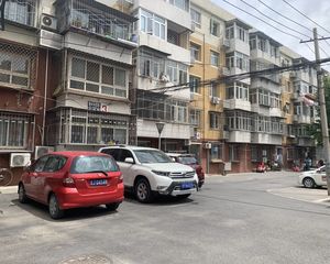 低楼层三居室,8号线育新站100米,首付60万+