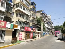 一种南山路+精装修 3楼东打头 3室2卫,楼龄新