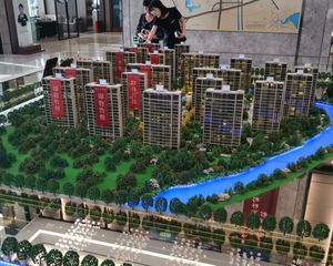 此房不限售,采光好,地铁口,交通出行方便。