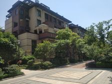 现代风格采光视野好有花园地下室