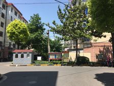 :中间楼层,美丽家园,停车位充足。