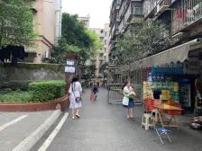 兰花小区中间楼层大三房轻轨出口交通方便总价低