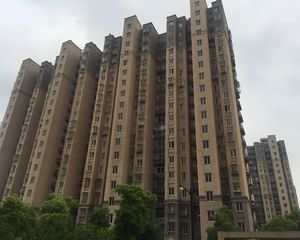 小区环境优美,三房干净清爽,采光好,看房方便.