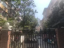近地铁 此房有电梯中间楼层 自住装,随时拎包入住