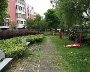 房子是顶加阁的,全新毛坯小区配套成熟。