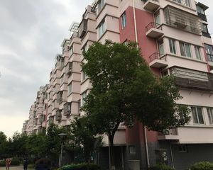 戴家新村户型标准,采光好。地理位置优越。顶加阁