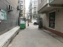 地势平坦,开阔无遮挡,出行方便,楼层低采光好