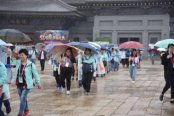香港团参观——雨中前行