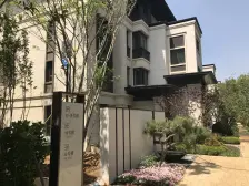 中间位置,带两个花园,诚心出售,价格可谈