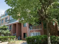 金港花园精装河景联排,户型方正前后大院子,看房方便