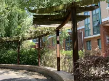 金港花园精装河景联排,户型方正前后大院子,看房方便