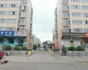 王城大道旁,3楼三室,三卧朝南,车位充足