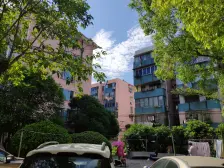 一楼带天井,近地铁七号线,采光无遮挡。