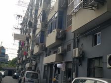 房龄新,地铁站200米,中间楼层,双南两房大客厅。