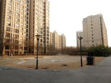 业主诚意出售,房子户型方正。。。