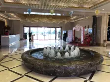 小区人车分流,楼下就是菜市场,出行方便,房型方正