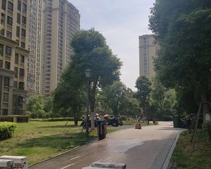 精装婚房,电梯三室两厅两卫,东边户,带车位