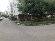 房子满五年,大面积三房,户型方正,宝龙商圈