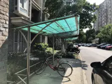 中间楼层大三房,南北户型好采光,河畔垂柳随风扬