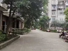 门口九号线,出行方便、正规大一室诚心出售