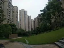 此房精装修带家具家电,保养好,户型有改动,