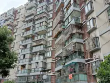 六号线轻轨房。看中庭,采光好。。。。