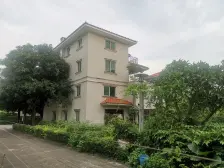 怡景苑独栋别墅,不临马路,有车库 带大院子。