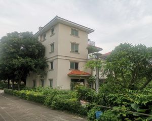 怡景苑独栋别墅,不临马路,有车库带大院子。