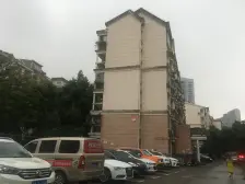 1号线、2号线地铁口 万达广场旁