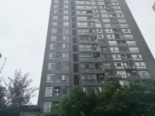 步行100米就有公交站,双轻轨出行方便,配套成熟。