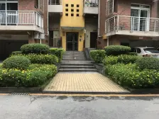 2楼带露台,环境幽静,户型方正