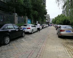 经典四房南北通透小区中间位置安静看房方便