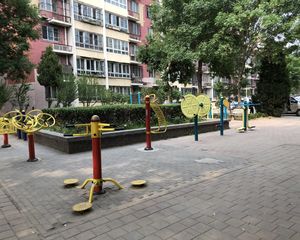 中间楼层,南北通透两居,客厅带阳台,采光好。