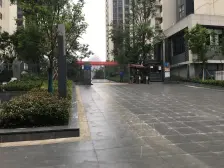 房子是一楼,小区入住高小区环境好。