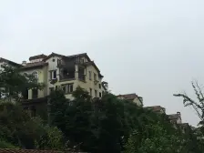 龙湖花园洋房端户,五房三卫带地下室,花园200平。