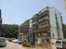 简单装修的电梯房子,住房保持好,位置好,即买即住!