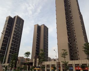 小区环境优雅安静,房屋对外视野开阔,近地铁和大商场