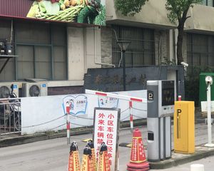 带阁楼大三房地铁口近万达小区中x位置诚心出售