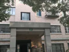 中间楼层1房,房东诚心出售,看房方便