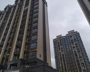 康丽花园3室2厅1厨2卫。出行方便