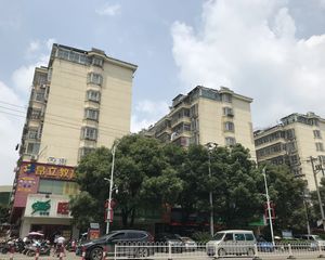 可以拎包入住,小区环境安静,前后无遮挡,感光度极好,户型居住